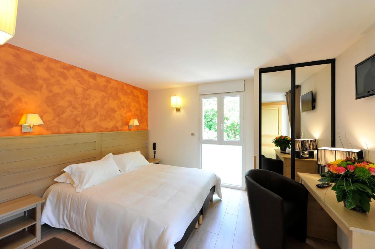 Logis Hotel Restaurant Les 2 Rives - A75, En Bordure De Riviere Banassac Bagian luar foto