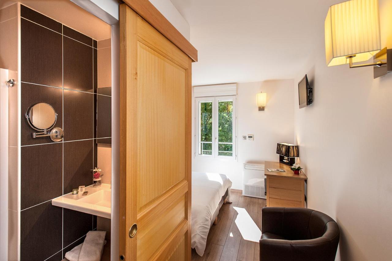 Logis Hotel Restaurant Les 2 Rives - A75, En Bordure De Riviere Banassac Bagian luar foto