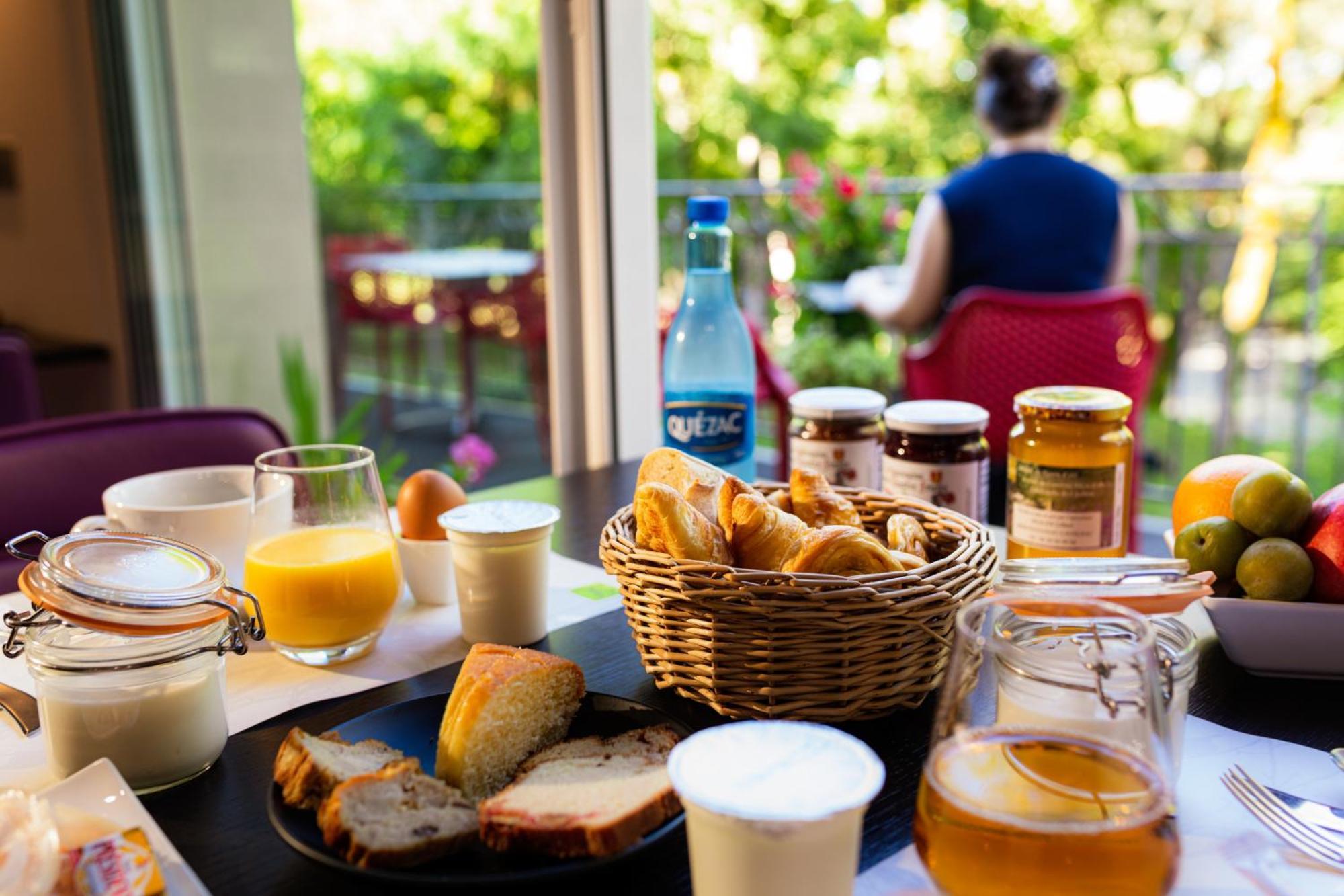 Logis Hotel Restaurant Les 2 Rives - A75, En Bordure De Riviere Banassac Bagian luar foto