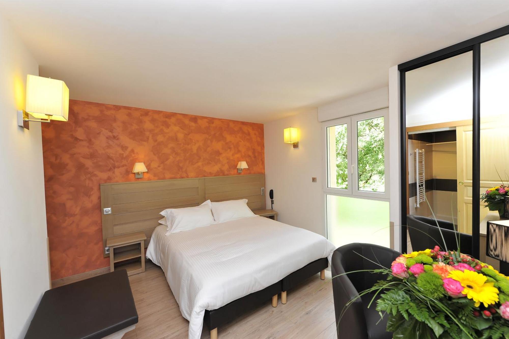 Logis Hotel Restaurant Les 2 Rives - A75, En Bordure De Riviere Banassac Bagian luar foto