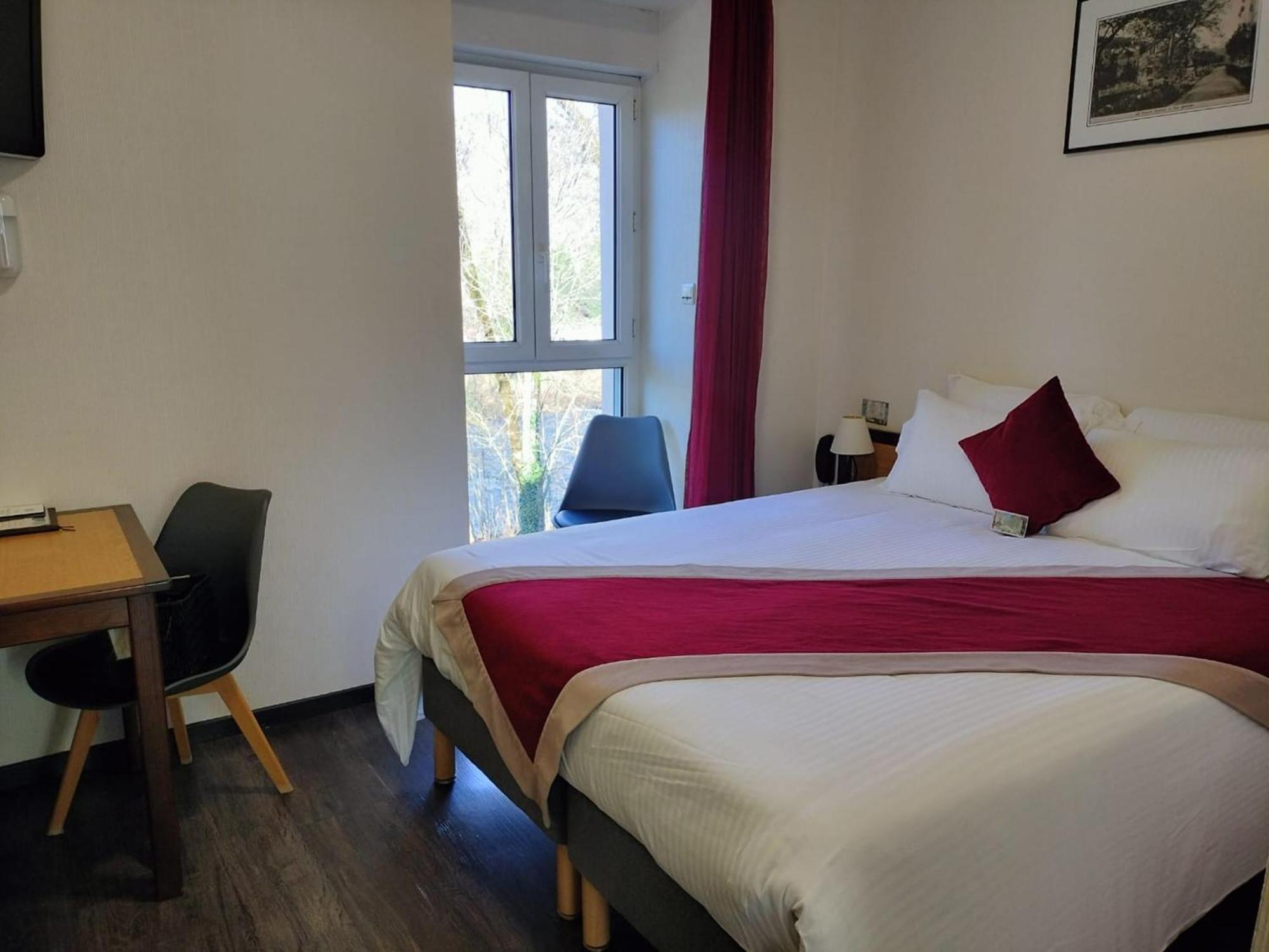 Logis Hotel Restaurant Les 2 Rives - A75, En Bordure De Riviere Banassac Ruang foto