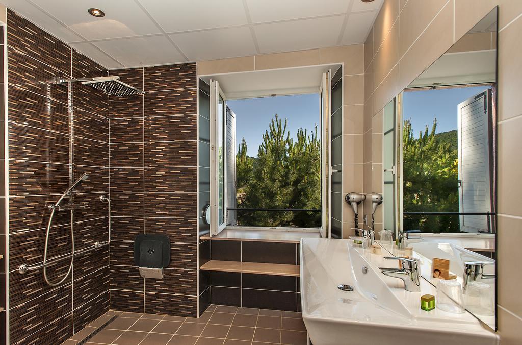 Logis Hotel Restaurant Les 2 Rives - A75, En Bordure De Riviere Banassac Bagian luar foto