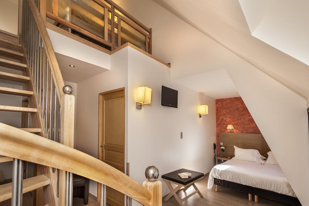 Logis Hotel Restaurant Les 2 Rives - A75, En Bordure De Riviere Banassac Bagian luar foto