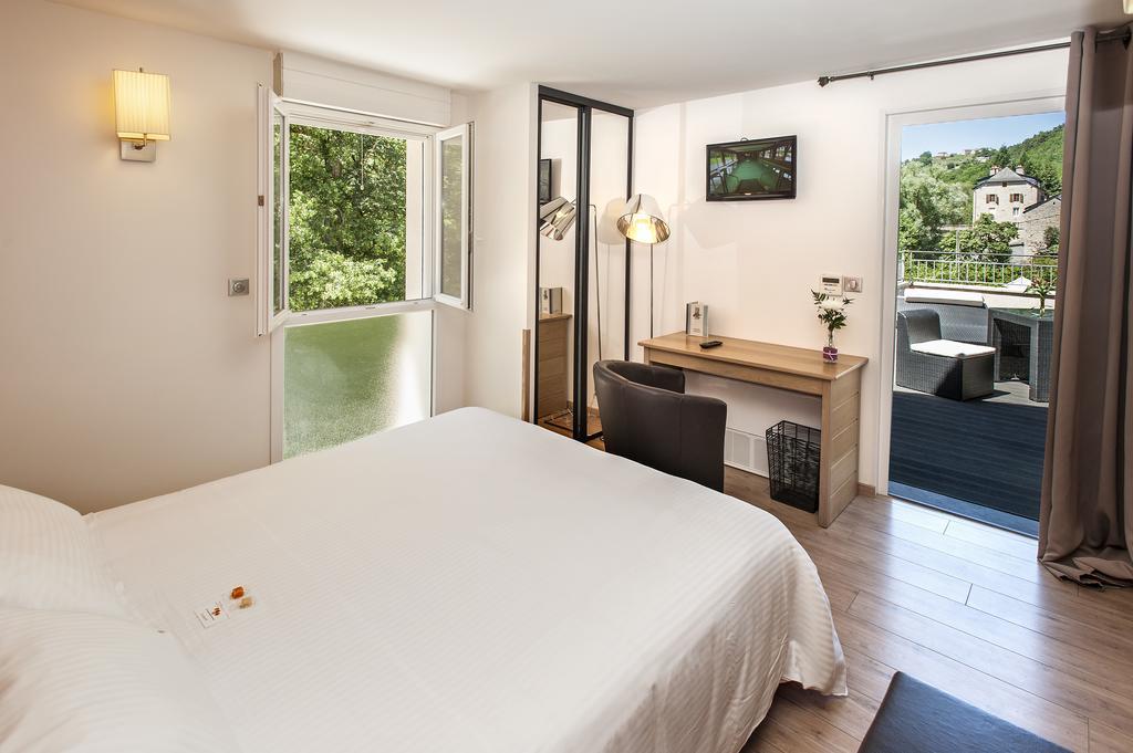 Logis Hotel Restaurant Les 2 Rives - A75, En Bordure De Riviere Banassac Bagian luar foto