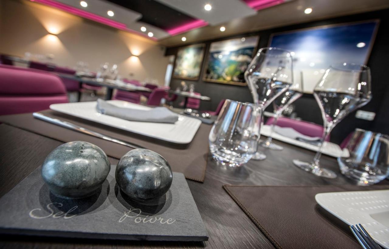 Logis Hotel Restaurant Les 2 Rives - A75, En Bordure De Riviere Banassac Bagian luar foto